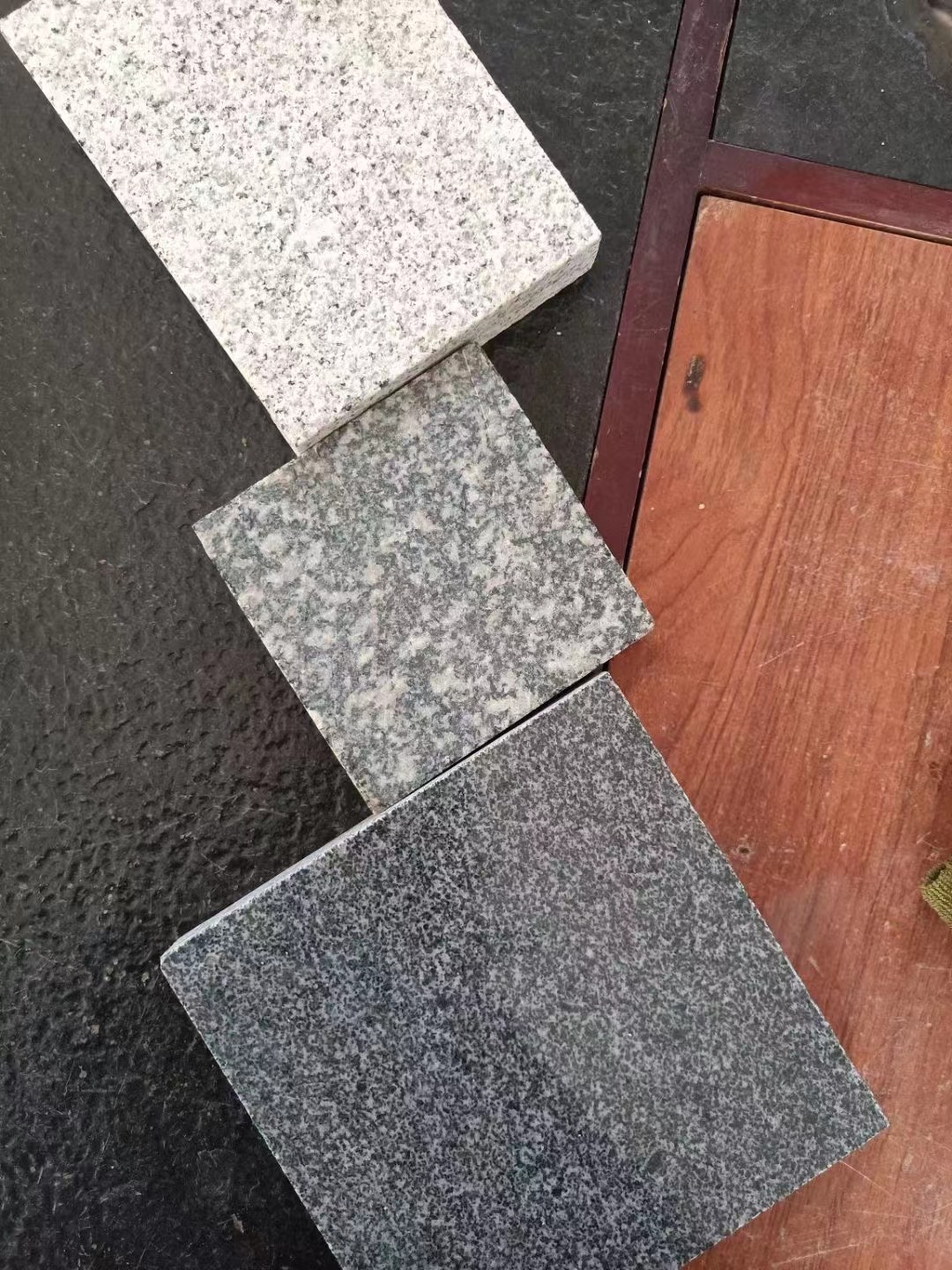 了解芝麻白芝麻灰荔枝面石材的价格，选择最适合您的装修风格！